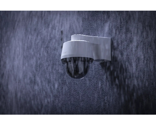 Aussenkamera mit Halterung an einer Wand bei Schnee