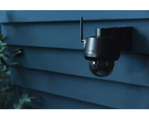 ABUS Logo auf einer Überwachungskamera an einer Wand montiert