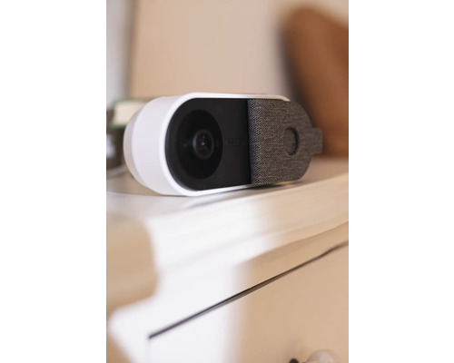 Caméra de surveillance d''intérieur sur une commode