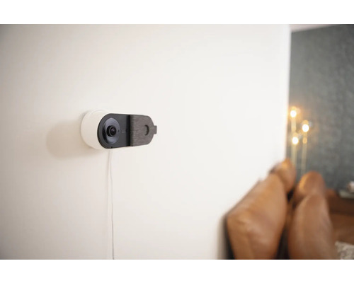 Caméra de surveillance fixée à un mur