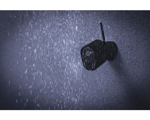 Wetterfeste Überwachungskamera mit Antenne im Regen.