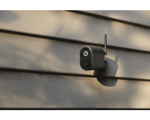 Aussenkamera zur Überwachung an einer Holzwand