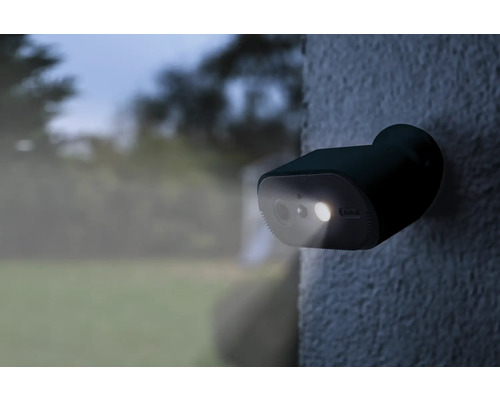 Aussenkamera mit Scheinwerfer an einer Wand