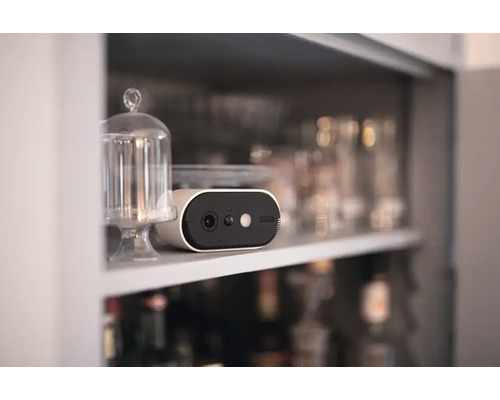 Sicherheitskamera auf einem Regal