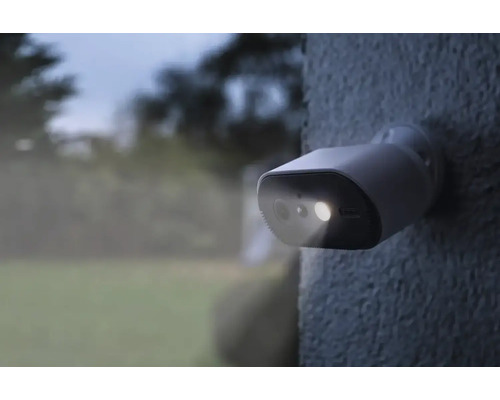 Drahtlose Überwachungskamera mit Beleuchtung an einer Wand montiert