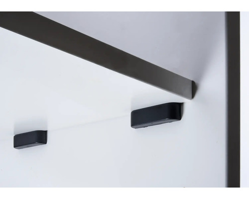 Detailansicht einer weißen Regalbefestigung mit schwarzen Gummianschlägen.