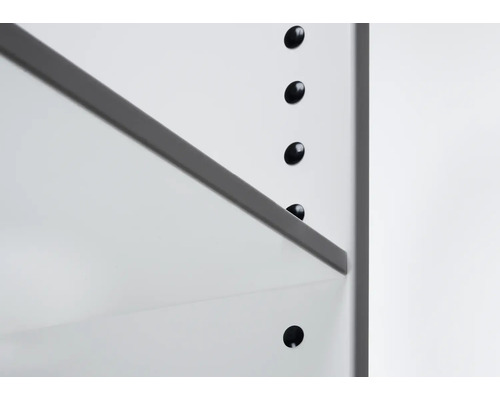 Detailaufnahme eines Regals mit Fachboden und Lochreihe