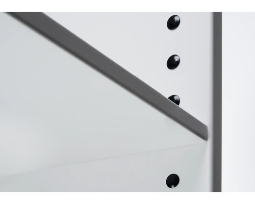 Detailansicht eines Regalbords mit Regalträgern