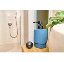 Badezimmerszene mit Seifenspender und Aromatherapie-Diffusor auf einem Holztisch
