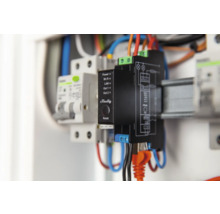 Logo Shelly sur un commutateur d''automatisation avec différents raccords dans un boîtier électrique