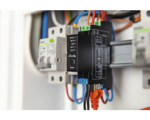 Logo Shelly sur un commutateur d''automatisation avec différents raccords dans un boîtier électrique