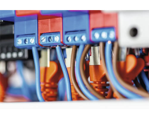 Detailaufnahme von elektrischen Anschlüssen mit Kabeln