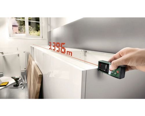 Ein Laser-Entfernungsmesser wird zur Messung eines Möbelstücks verwendet.