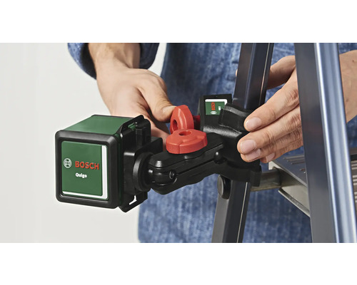 Bosch Quigo Kreuzlinienlaser an einer Leiter befestigt