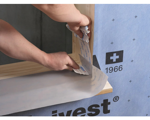 Application d''une bande d''étanchéité sur un cadre de fenêtre en bois pour l''étanchéité