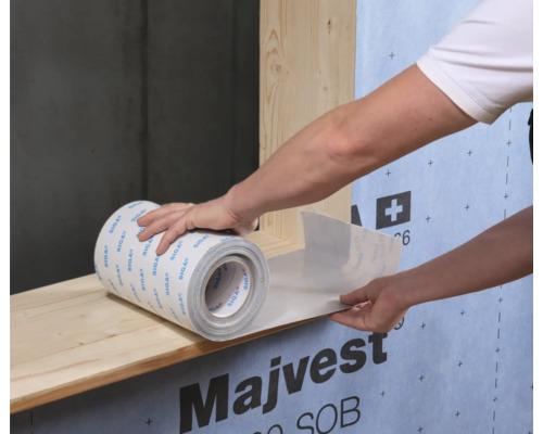 Application de ruban d''étanchéité pour fenêtres et façades.