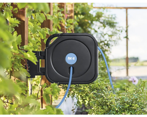 Wand-Schlauchbox mit Gartenschlauch von for.q im Aussenbereich