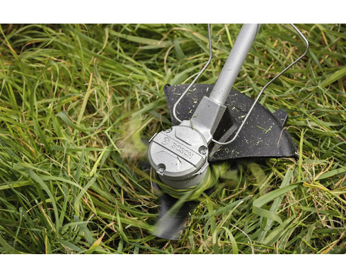 Logo Bosch sur un coupe-bordure en train de couper de l'herbe