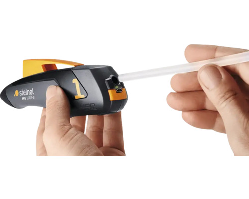 Pistolet à colle chaude Steinel avec bâton de colle dans les mains