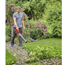 Un homme utilise un souffleur de feuilles pour jardiner