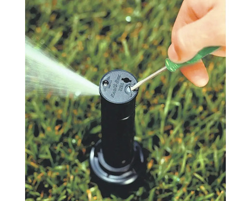 Arroseur de pelouse réglé avec un tournevis