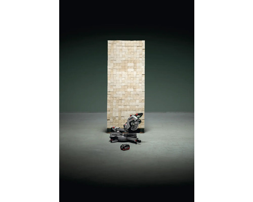 Panneau de cubes en bois et une scie à onglet