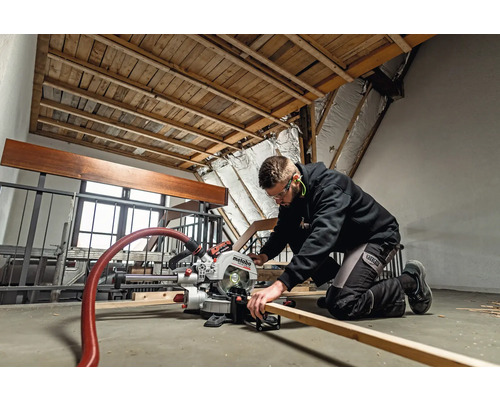 Un artisan travaille avec une scie à onglet Metabo dans un grenier.
