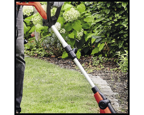 Coupe-bordures en cours d''utilisation pour l''entretien de la pelouse dans le jardin