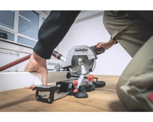 Person bedient Metabo Kappsäge KS 216 M zum Zuschneiden eines Werkstücks