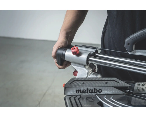 Une personne utilise une scie à onglet radiale Metabo