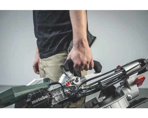 Une personne tient une scie à onglet Metabo.