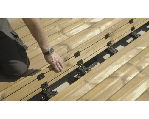 Verlegung von Terrassendielen mit Befestigungsclips