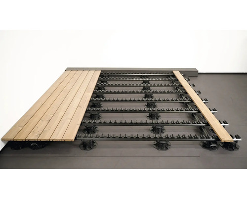 Terrassenbau mit Unterkonstruktion und Holzfliesen