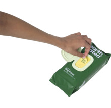 Une personne ouvre un paquet de lingettes nettoyantes pour chiens Earth Rated à la lavande.