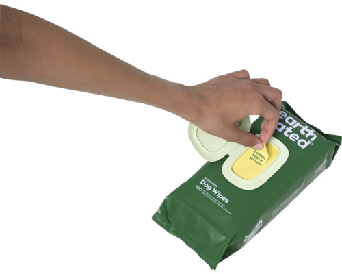 Une personne ouvre un paquet de lingettes nettoyantes pour chiens Earth Rated à la lavande.