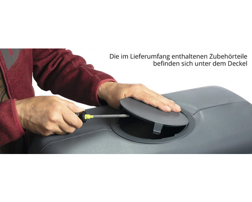 Person öffnet eine Abdeckung an einem Aufbewahrungsbehälter mit einem Schraubendreher.