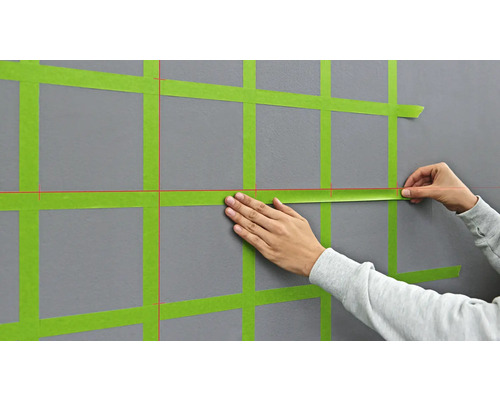 Un mur recouvert de ruban adhésif pour créer un motif