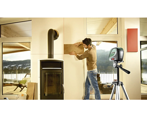 Homme posant des carreaux avec un laser lignes croisées à l''intérieur