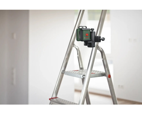 Laser lignes croisées monté sur un escabeau