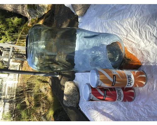 Grand vase en verre avec deux bombes de peinture