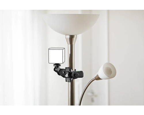 Stehleuchte mit flexibler Klemme zur Befestigung eines Smartphones