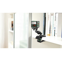 Bosch Kreuzlinienlaser mit Klemme an einem Regal