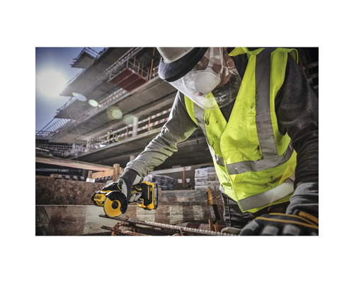 Un artisan portant des lunettes de protection et un gilet de sécurité coupe un morceau de métal avec une meuleuse DeWalt.