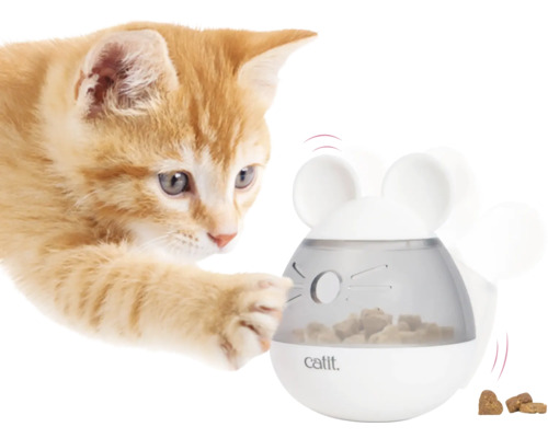 Katze spielt mit einem Futterspielzeug von Catit in Form einer Maus, gefüllt mit Futterstücken.