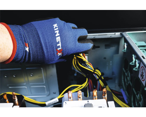 Une main gantée de travail saisit l''intérieur d''un ordinateur.