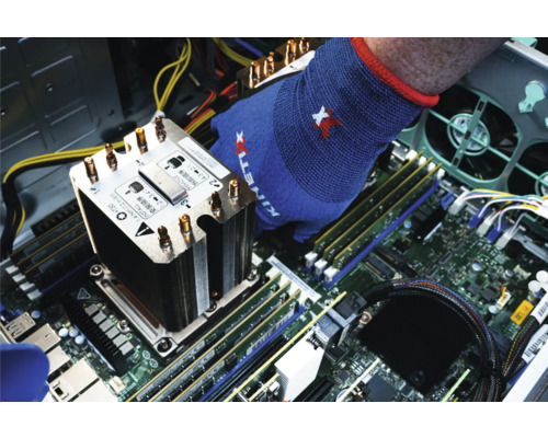 Intérieur d''ordinateur avec processeur, dissipateur thermique et carte mère