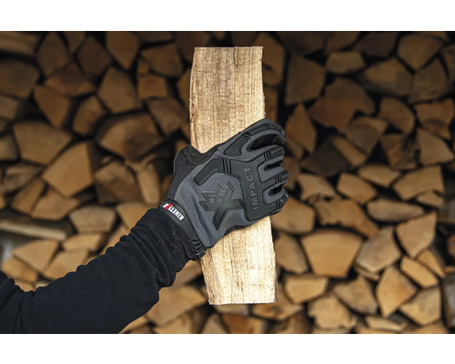 Hand mit KinetiXx Impact Arbeitshandschuhen hält Holzscheit