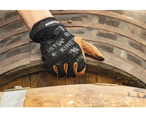 Gant de travail KinetiXx devant un fût en bois