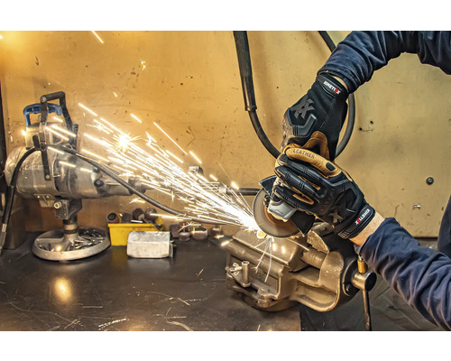 Une personne porte des gants de travail et utilise une meuleuse d''angle sur une pièce.