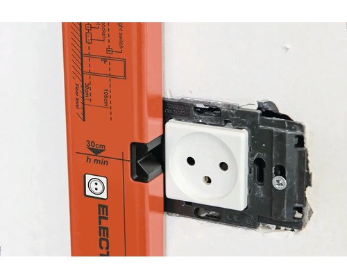 Steckdose wird mit einer Wasserwaage ausgerichtet